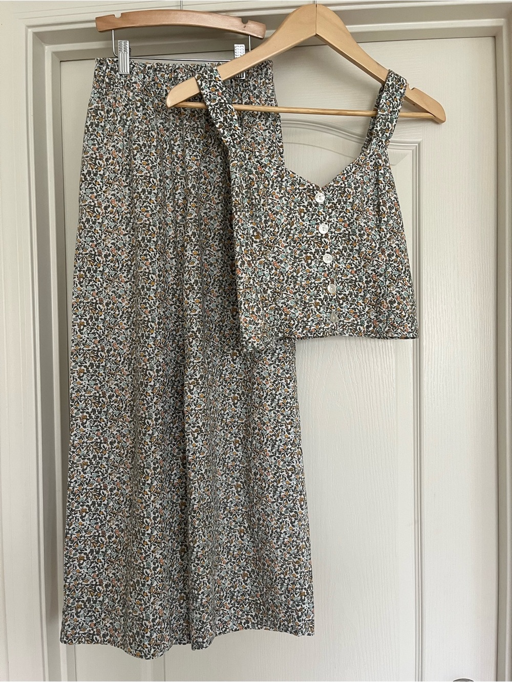 Abercrombie & Fitch Wide Leg Crop Pants in Floral/Fruit Print